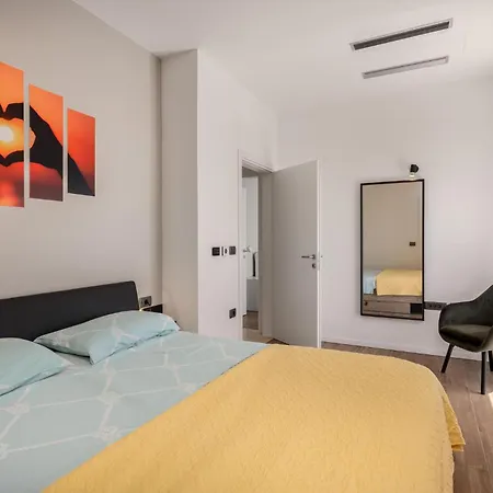 Amazing In With Kitchen Apartment *