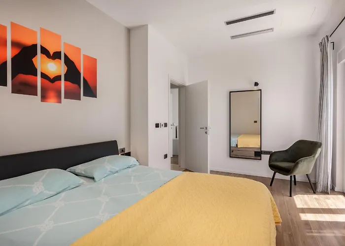 Amazing In With Kitchen Apartment *